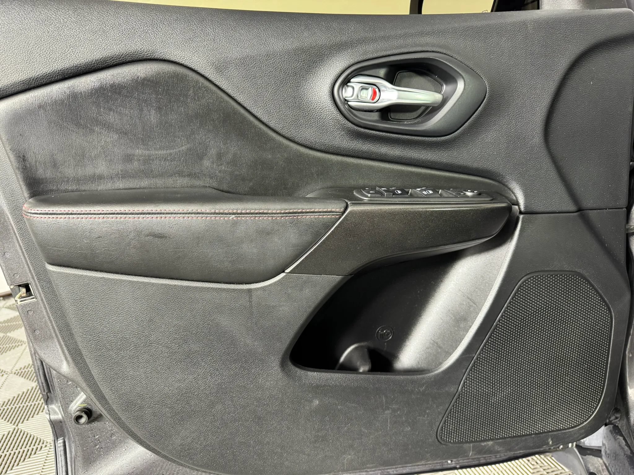 Used 2019 Jeep Cherokee Trailhawk AWD/4WD image 37