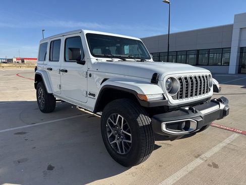 Used 2025 Jeep Wrangler Sahara image 7