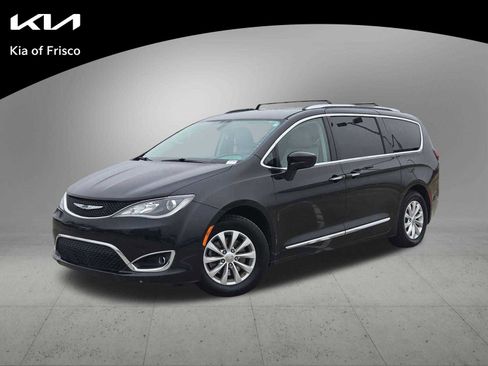 Used 2018 Chrysler Pacifica Touring-L image 1