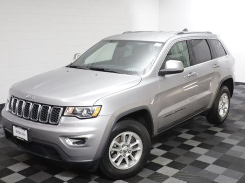 Used 2018 Jeep Grand Cherokee Laredo AWD/4WD image 2