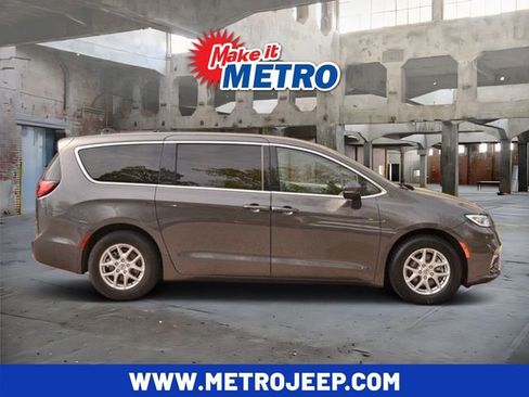 Used 2023 Chrysler Pacifica Touring-L FWD image 1