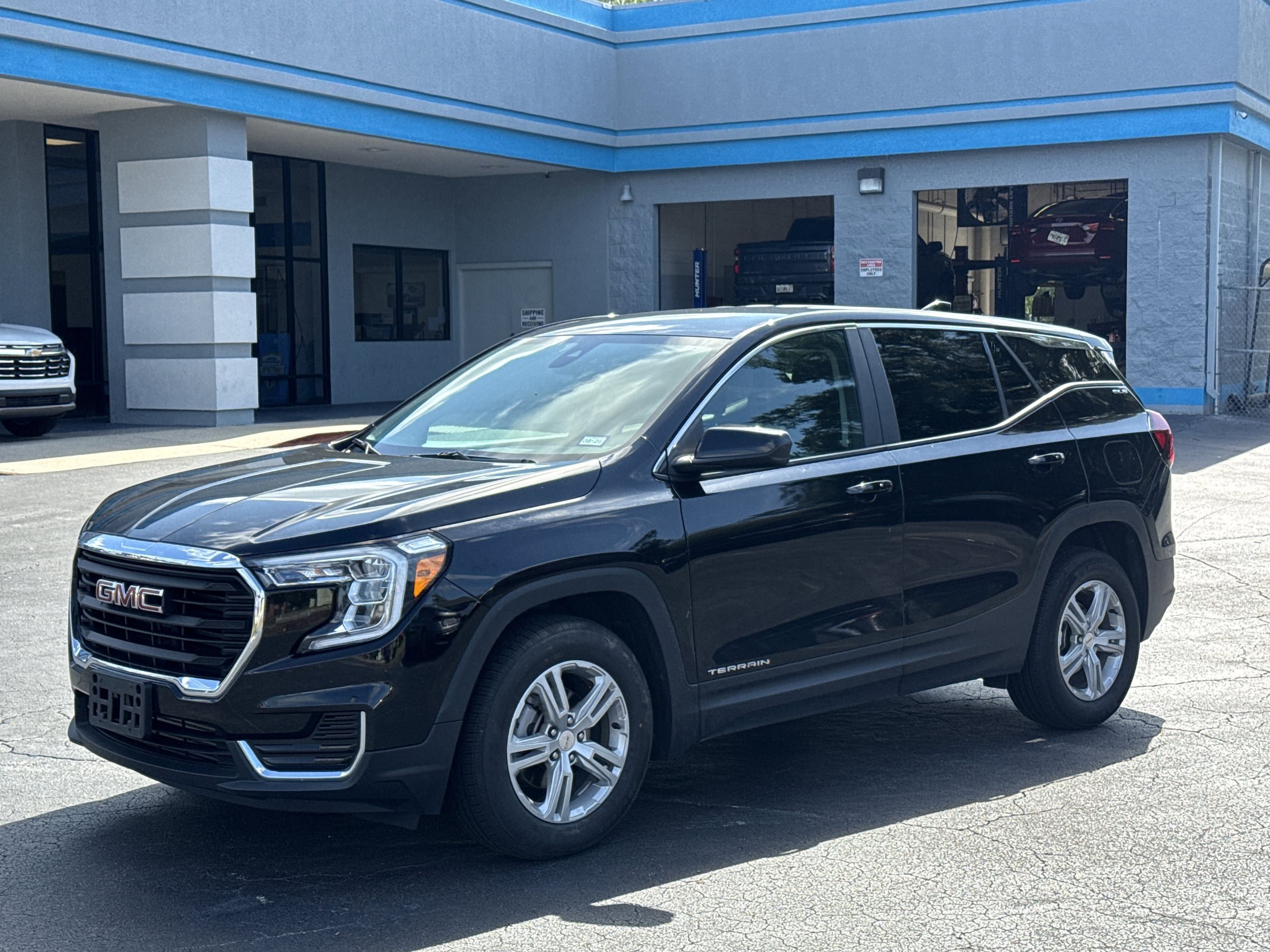 Used 2024 GMC Terrain SLE FWD image 4