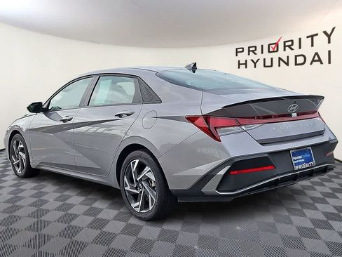 Used 2025 Hyundai Elantra Sport FWD image 6