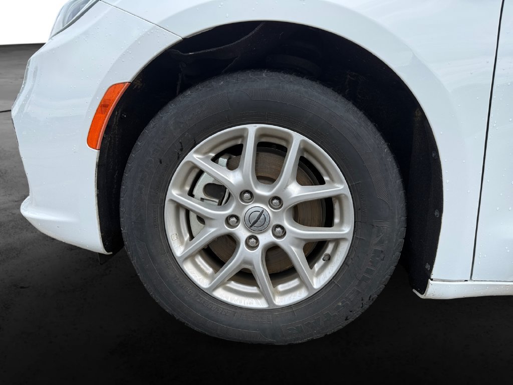 Used 2024 Chrysler Pacifica Touring-L FWD image 12