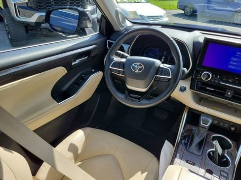 Used 2023 Toyota Highlander Platinum FWD image 22