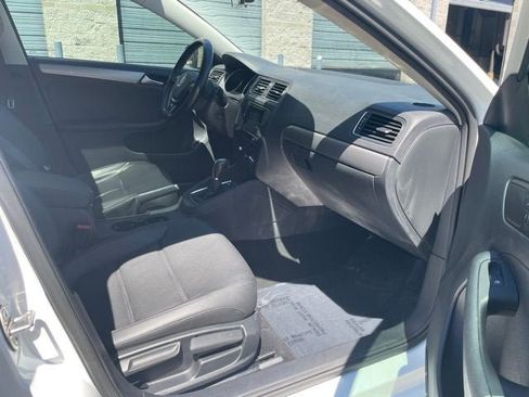 Used 2017 Volkswagen Jetta SE FWD image 13