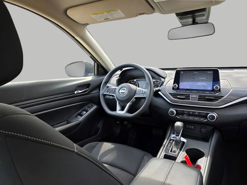 Used 2025 Nissan Altima 2.5 SV image 9
