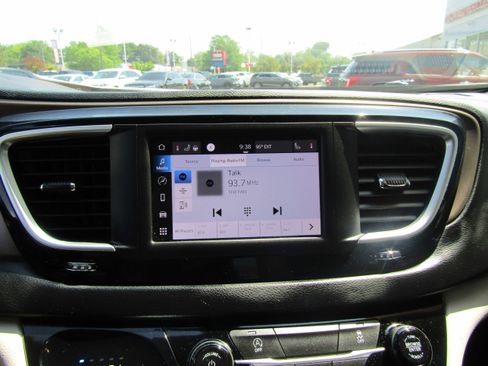 Used 2022 Chrysler Voyager LX image 15