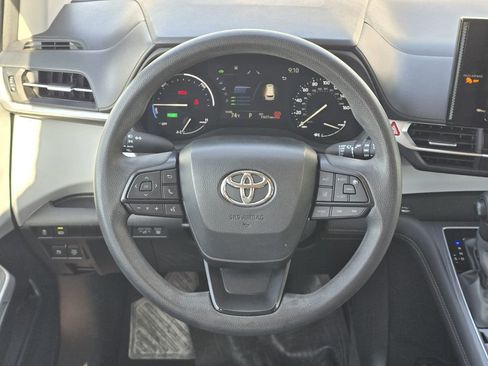 Used 2025 Toyota Sienna LE FWD image 15