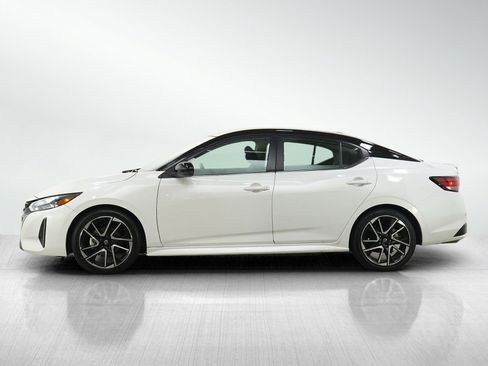 Used 2025 Nissan Sentra SR FWD image 2