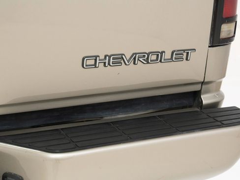 Used 2000 Chevrolet Tahoe Z71 w/ Comfort & Security Pkg image 19