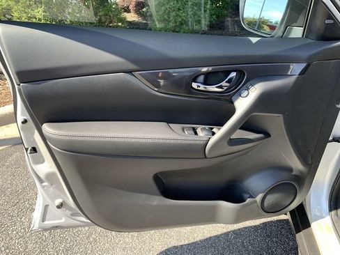 Used 2017 Nissan Rogue S FWD image 17