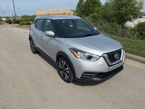 Used 2019 Nissan Kicks SV FWD image 2