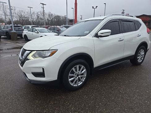 Used 2018 Nissan Rogue SV image 3