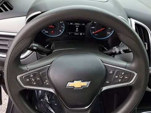 Used 2021 Chevrolet Equinox LS image 18