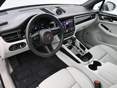 Certified 2025 Porsche Macan AWD/4WD image 4