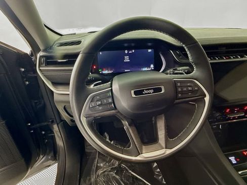 Used 2023 Jeep Grand Cherokee Limited w/ Black Appearance Package image 11