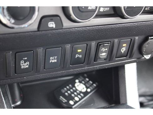 Used 2017 Toyota Tacoma TRD Off-Road w/ Premium & Technology Package image 27