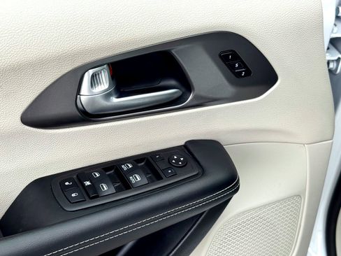 Used 2024 Chrysler Pacifica Select image 15