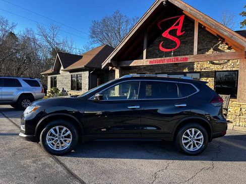 Used 2018 Nissan Rogue SV w/ Premium Package image 2