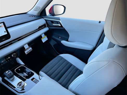 New 2025 Mitsubishi Outlander SE image 25