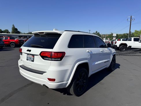 Used 2018 Jeep Grand Cherokee Altitude AWD/4WD image 6