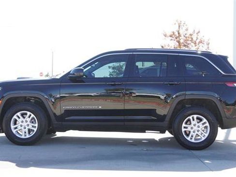 Certified 2023 Jeep Grand Cherokee Laredo w/ Luxury Tech Group I image 6