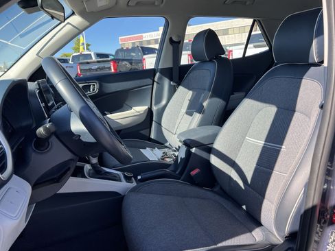 Used 2024 Hyundai Venue Limited FWD image 13
