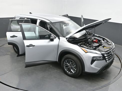 Used 2024 Nissan Rogue S image 40