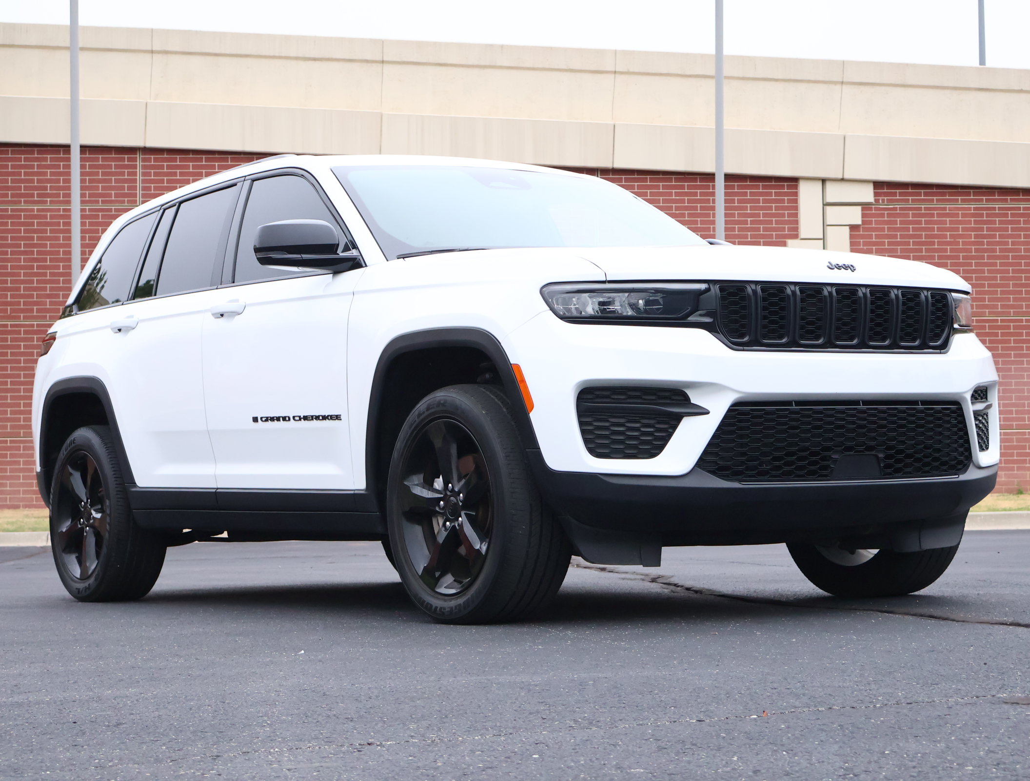 Used 2023 Jeep Grand Cherokee Altitude AWD/4WD image 1