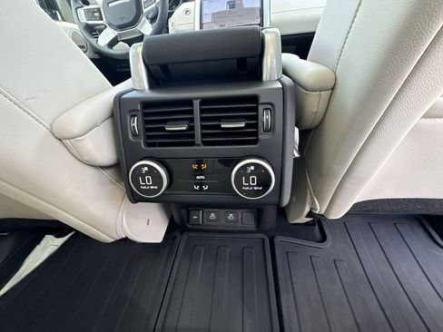 Used 2025 Land Rover Discovery Dynamic SE AWD/4WD image 18