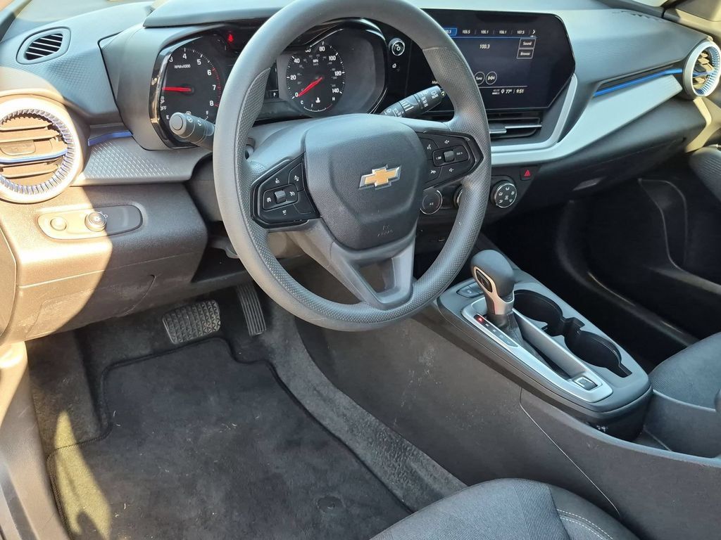Used 2025 Chevrolet Trax LS FWD image 15