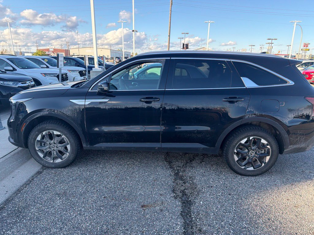 Used 2024 Kia Sorento S AWD/4WD image 3