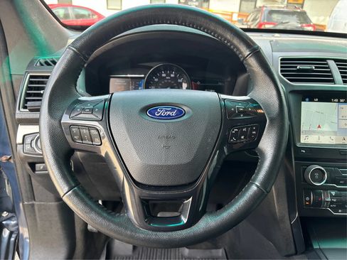 Used 2018 Ford Explorer XLT w/ Equipment Group 202A FWD image 18