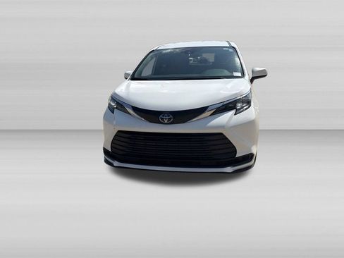 Used 2025 Toyota Sienna LE FWD image 10