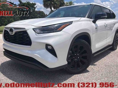 Used 2024 Toyota Highlander XLE FWD image 1