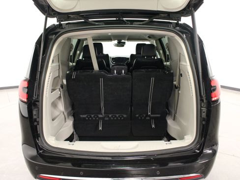 Used 2024 Chrysler Pacifica Touring-L FWD image 12