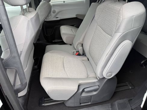 Used 2025 Toyota Sienna LE FWD image 11