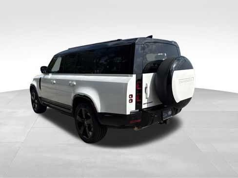 New 2025 Land Rover Defender 130 X-Dynamic SE image 9