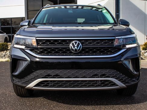 Used 2024 Volkswagen Taos SE w/ Panoramic Sunroof Package image 2