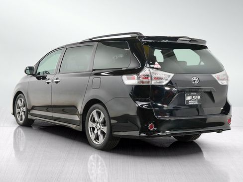 Used 2017 Toyota Sienna SE FWD image 3