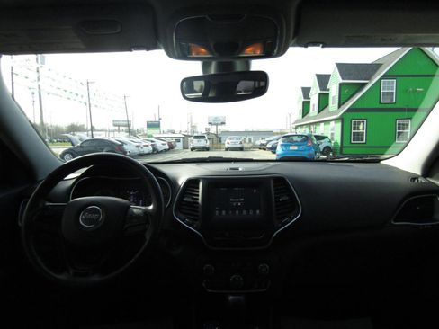 Used 2019 Jeep Cherokee Latitude Plus image 9