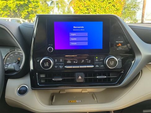 Used 2025 Toyota Highlander XLE AWD/4WD image 18