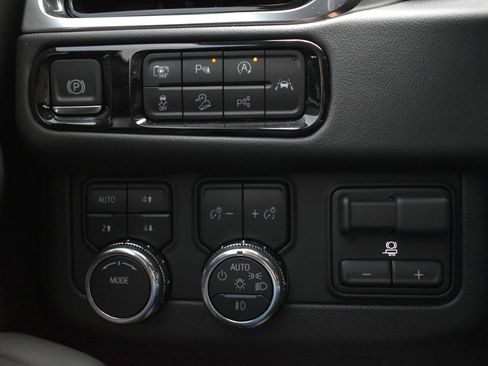 Used 2025 GMC Yukon XL Elevation w/ Elevation Premium Package AWD/4WD image 23