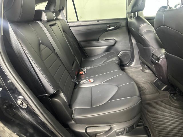 Used 2022 Toyota Highlander XLE AWD/4WD image 23