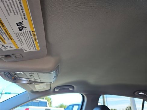 Used 2021 Chevrolet Equinox LT image 32