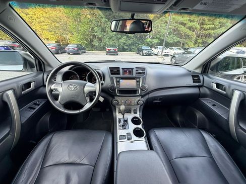Used 2013 Toyota Highlander SE FWD image 2