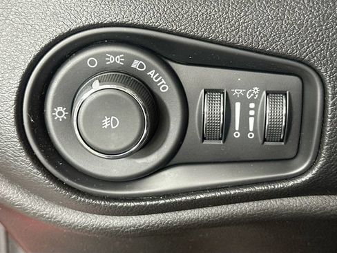 Used 2018 Jeep Renegade Trailhawk AWD/4WD image 25