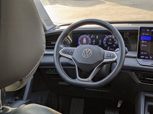 Used 2025 Volkswagen Tiguan SE image 14