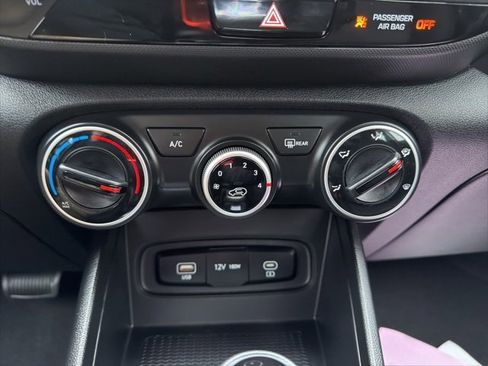 Used 2025 Hyundai Venue SE image 25